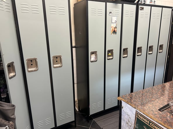 Chair/station rental in Downers Grove