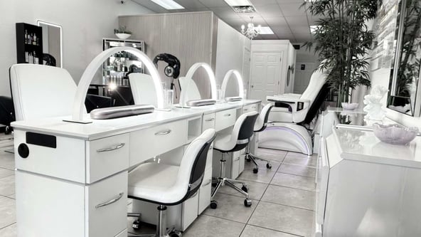 Turnkey Esthetician/Lash Room in Modern Sarasota Salon – Grow Your Business!