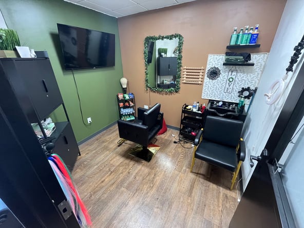 Elevate Your Business: Private Salon Suite in South St. Paul – All-Inclusive at $225/Week