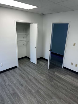 PRIVATE SALON INDIVIDUAL AND DOUBLE SUITES FOR RENT!