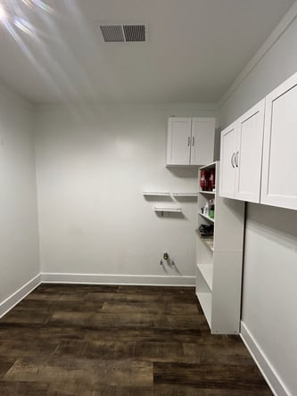Premium Suites in Affluent Area –Turn Key + Easy Start!