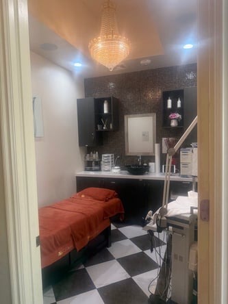Lashes room for rent