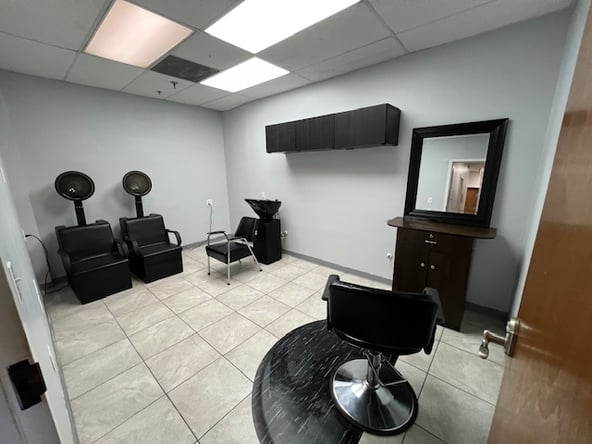 Large Spacious Salon Suite in Lithia Springs