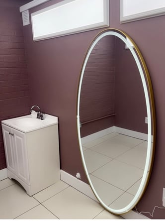 Salons by JE Monthly Rentals $700/Month, Large Suite (133 sq.ft.) $500/Month, Small Suite (80 sq.ft