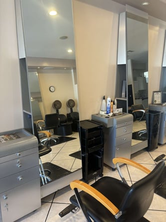 Hair Stations for Rent in a Beloved Tarzana Salon!