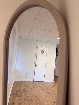 Beauty room for rent
