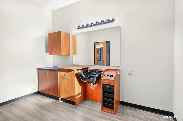 Private Salon Suite Available in Bustling North Aurora!