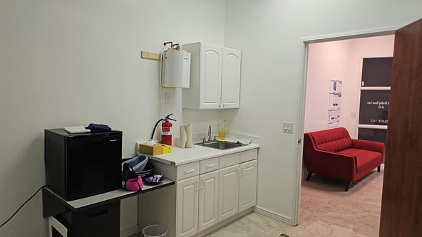 booth for rent/ entire room for rent