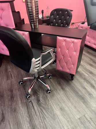 Salon Booths & Nail/Lash Station for Rent in Leimert Park, Los Angeles