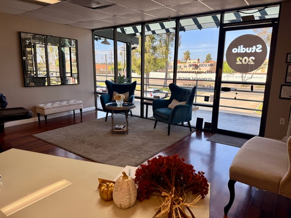 Prime Huntington Beach Salon Chair for PMU, Lashes, Tattooing, Waxing & More! Steps from Main Beach