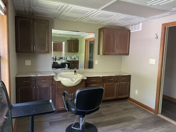 Muskego salon suites available for rent