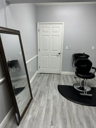 Perfect location, Wesley Chapel Salon Suite Available