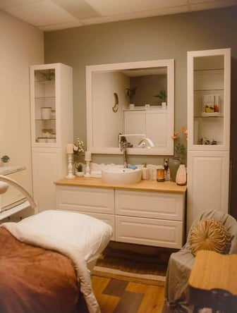 Beautiful Private Salon Suite, FREE Move In! No Contract! Free Advertisement, All Bills Paid!