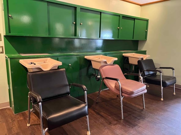 Established Salon available for rent – Chairs / Booths / Suites
