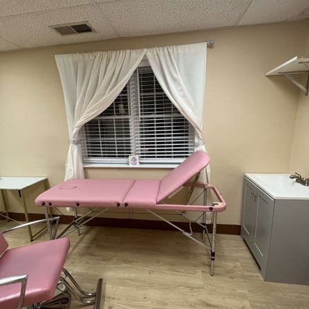 Gorgeous Fully Furnished Salon Suite Booth and Chairs for Rent Hourly Daily or Weekly