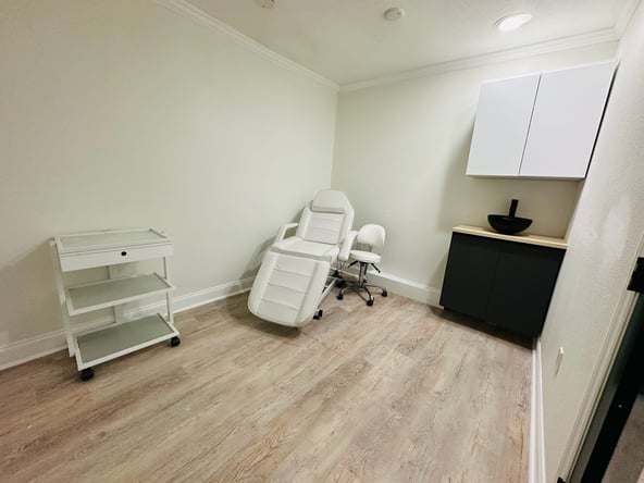 The Retreat Salon + Spa Suites Tinseltown Location