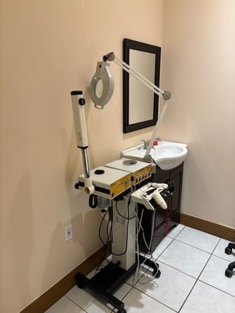 Private Suites in 4.9★ Luxury Nail Salon – Built-In Clientele Pipeline | Sugar Land Prime Location
