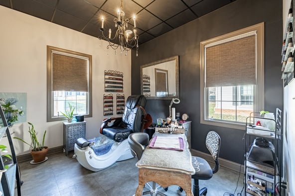 Upscale Salon Suites & Chairs for Rent – Prime Location | All-Inclusive Amenities!