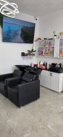 Modern Salon Chair for Rent in Hollywood, FL – $200/Week with High Foot Traffic!