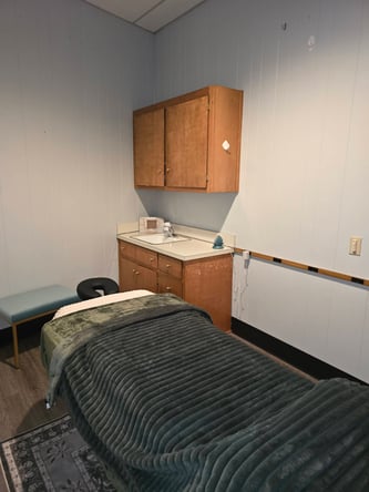 Massage Therapists, Estheticians, PMU Artists, Brow & Lash Artists: Rent room (entire space)