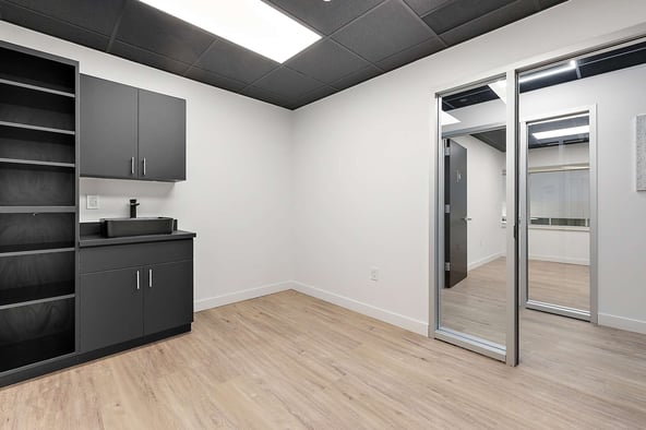3 MONTHS FREE RENT! CITY OF TROY! SALON SUITES NOW AVAILABLE