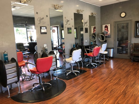 Prime Hollywood Salon Chair: Thai Town, Flexible Terms, High Traffic + FREE Parking!