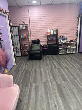 Looking to rent station in cute girly pink salon
