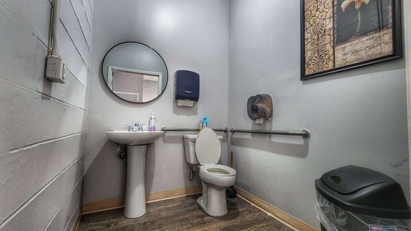 Standalone Hair & Nail Salon Available For Lease In Spring Hill, FL – 46,000VPD