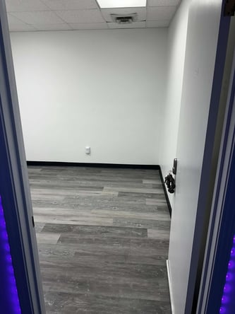 PRIVATE SALON INDIVIDUAL AND DOUBLE SUITES FOR RENT!