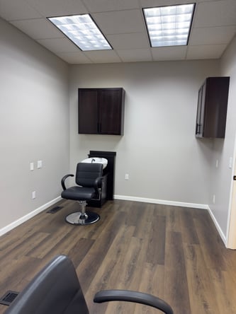 Upscale Salon Suites available !