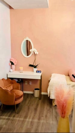 Salon Bed space rental ( half a salon), chic Prime location