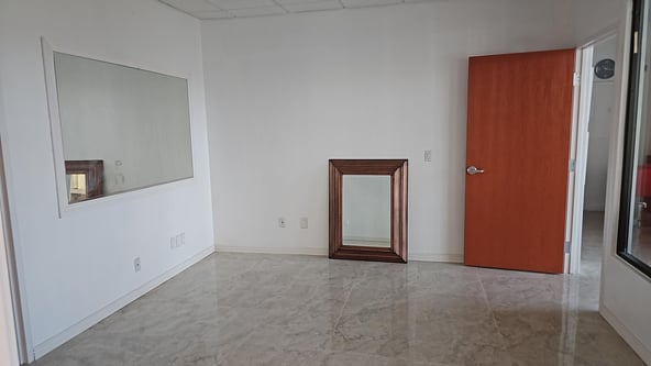 booth for rent/ entire room for rent