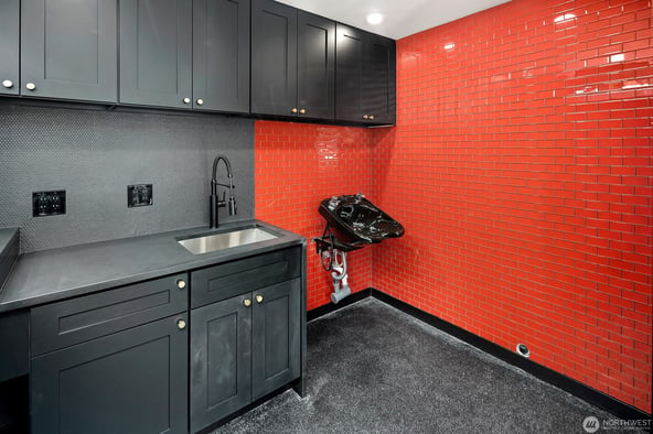 Prime Turnkey Barber Chair Rental in Seattle’s Central District (24th & Cherry) – 3 Chairs