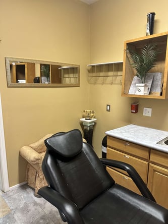 Beautiful Salon Room available NOW!