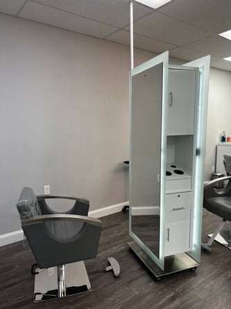 Rent a Chair at a Stylish Brazilian Salon – Prime Location, Modern Facilities!