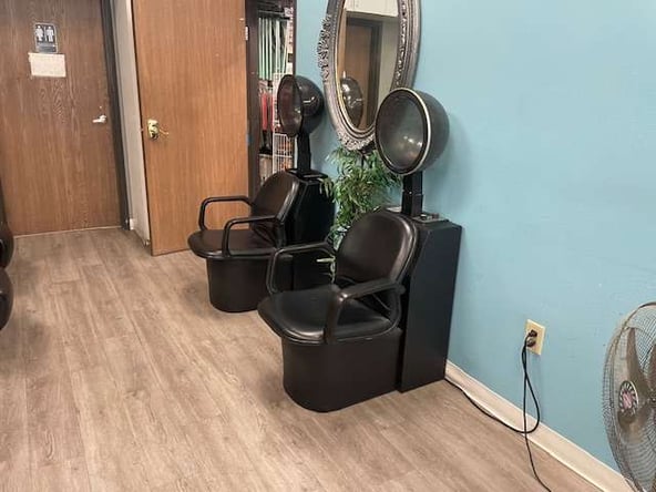 “Prime Hair Stylist Space Near SoFi Stadium – Rent Today!”