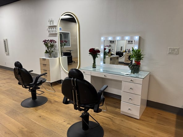 LUXURY SALON – Booths and Rooms for RENT