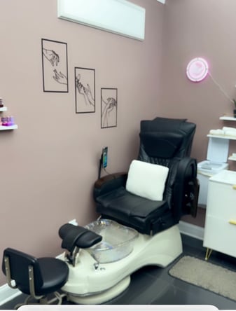 Salons by JE Monthly Rentals $700/Month, Large Suite (133 sq.ft.) $500/Month, Small Suite (80 sq.ft
