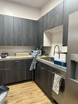 Luxury Salon Chair for Lease in Grand Rapids — All-Inclusive & Vibrant Vibe!