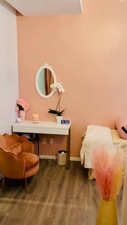 Salon Bed space rental ( half a salon), chic Prime location
