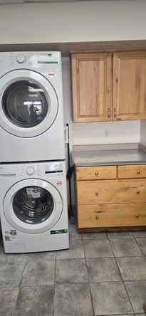 Salon Suites & Booths for Rent in Downtown Midvale – High Visibility