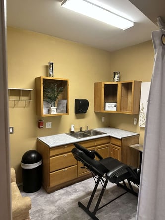 Beautiful Salon Room available NOW!
