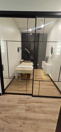 Beautiful New high end salon with room(s) available