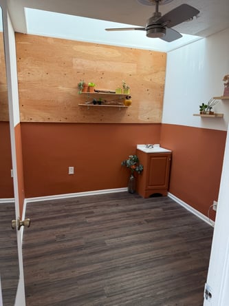 Treatment room in small Newport Beach salon