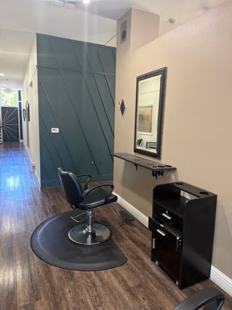Salon Stations for Rent on Miracle Mile in Stockton