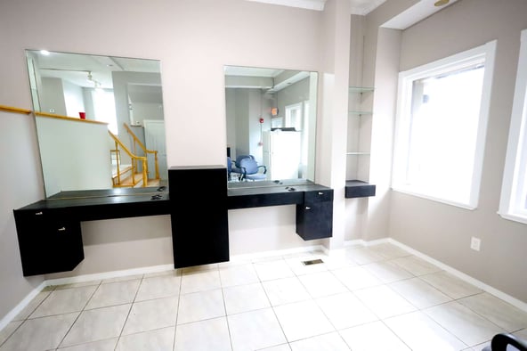Barber/Salon Chair Rental in Federal Hill, Providence