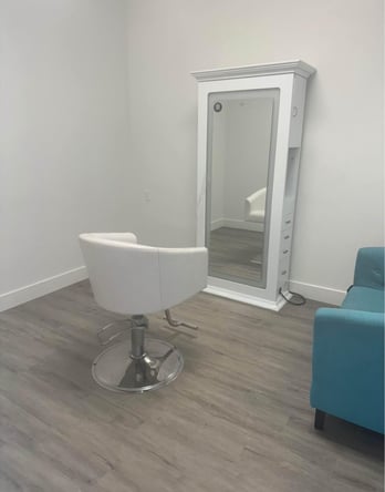 Hairstylist chair for rent