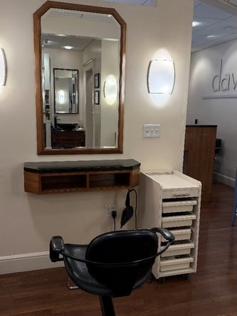 Greenwich Ave Area: Street-Level Chair Rental in Elegant Salon