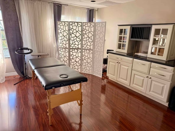 Prime Huntington Beach Salon Chair for PMU, Lashes, Waxing & More! Steps from Main Beach