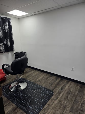 Private room available in Ellicott City for rent in Salon